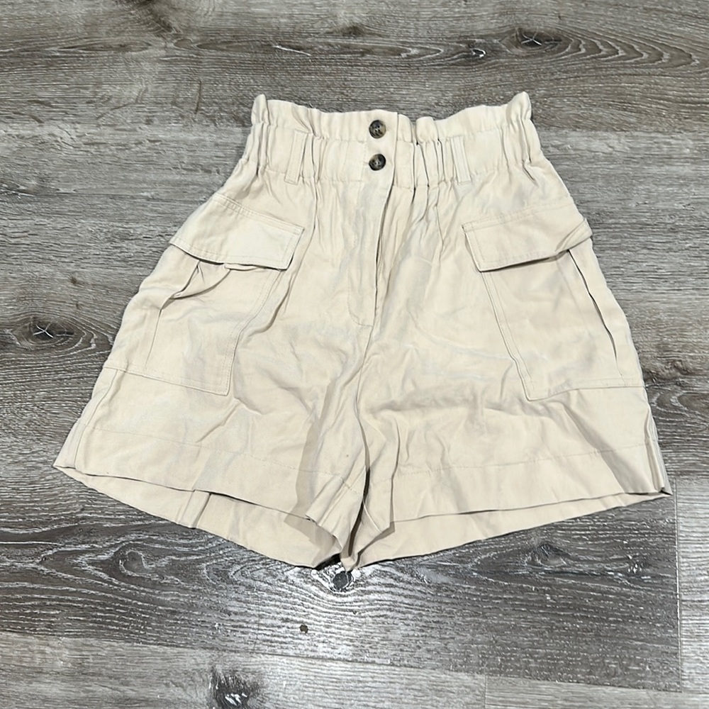 H&M beige style short